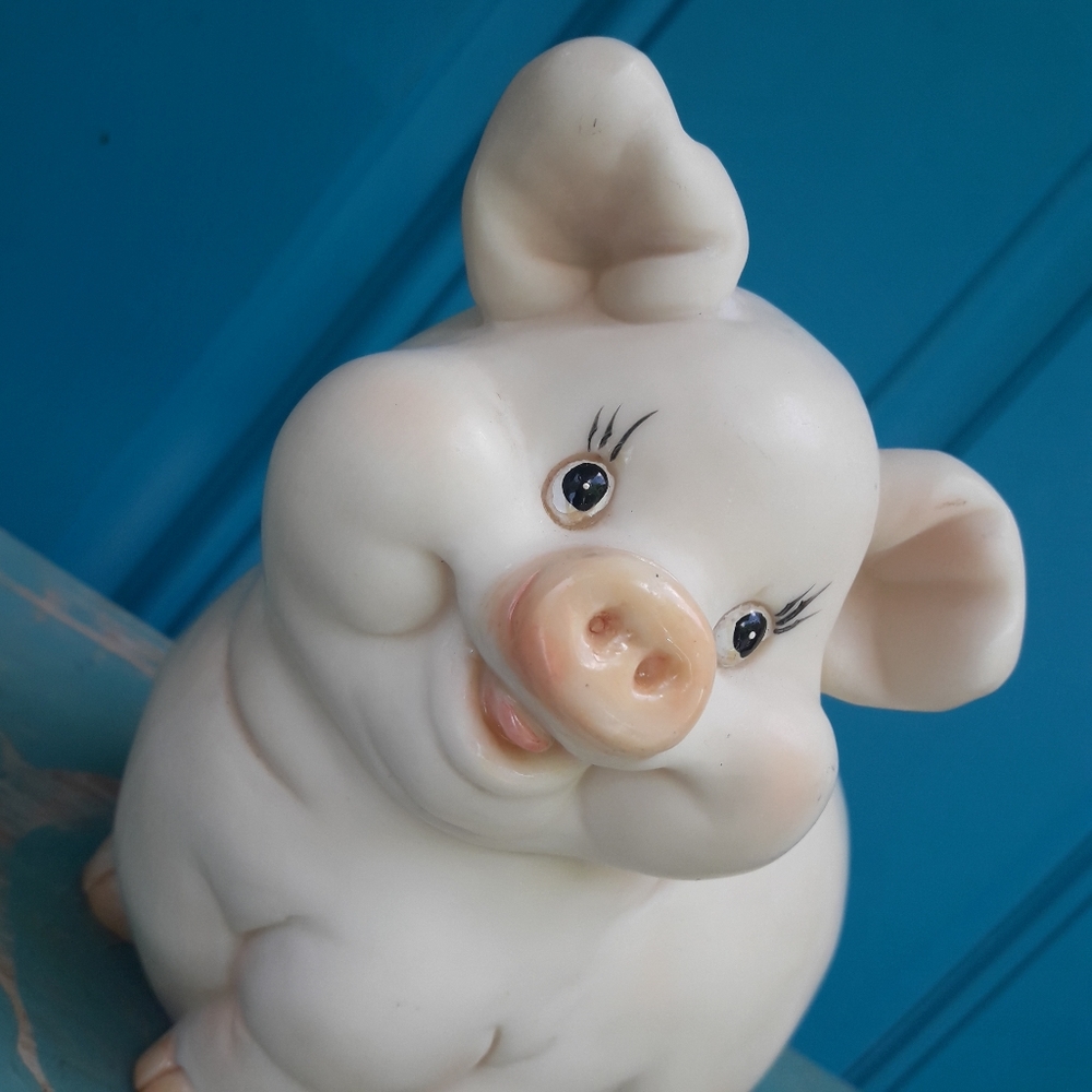 2 Vintage Piggy Banks Plastic Pig Flower Power Hippie Dog Rubber Stoppers Retro - Picture 7 of 10